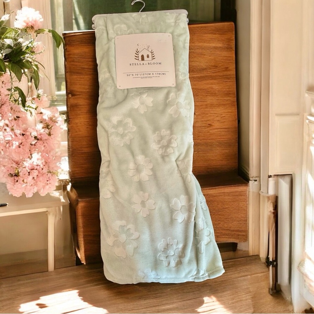NWT Stella & Bloom Soft Green Floral 50x70 Throw